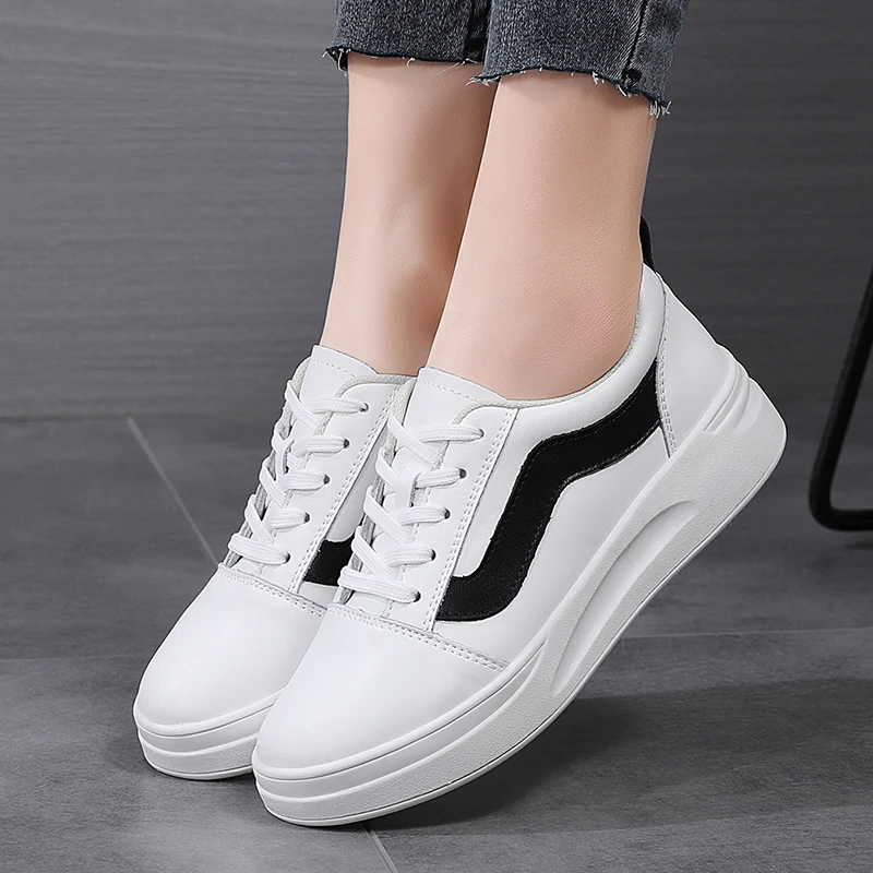 2024 новые маленькие белые туфли женские на толстой подошве увеличивающие рост повседневные туфли кожаные 42 больших размера 43 студенческие износостойкие настольные туфли