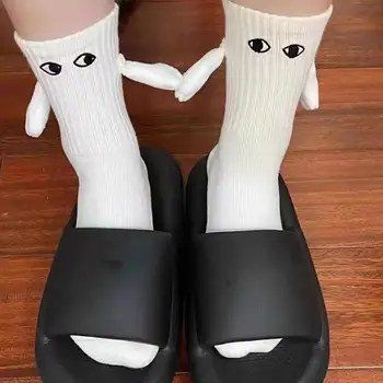 Соединяющие пару носков с магнитными забавными глазками, пару носков, держащихся за руки, милые носки средней длины для женщин и мужчин 0